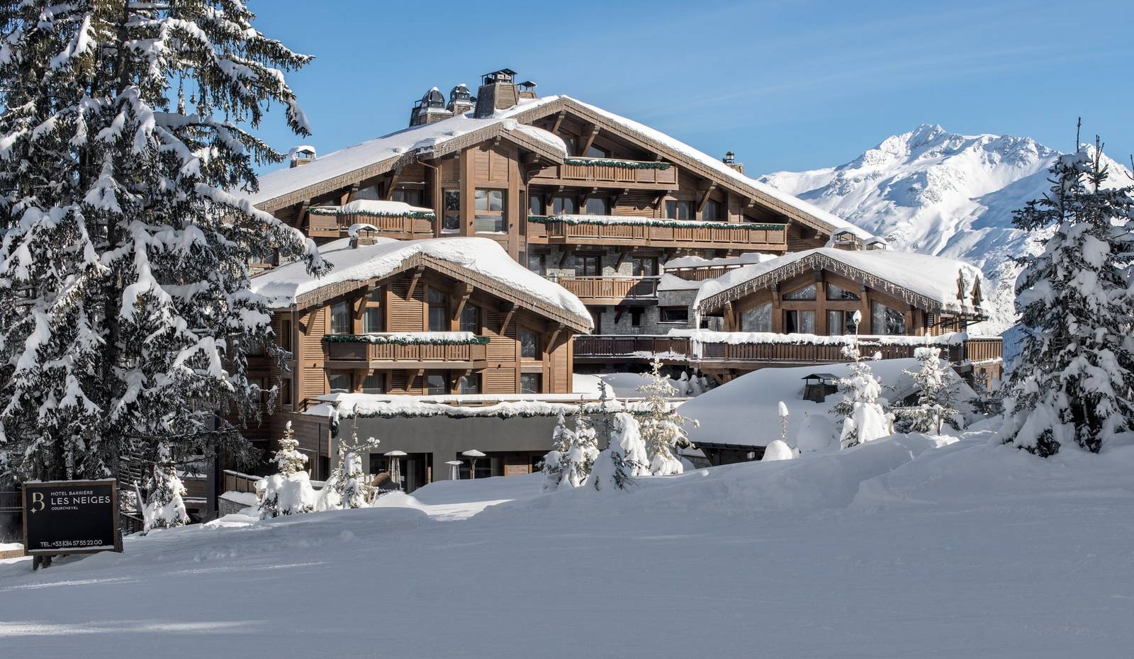 Fouquet's Courchevel 雪松林間的山屋建築