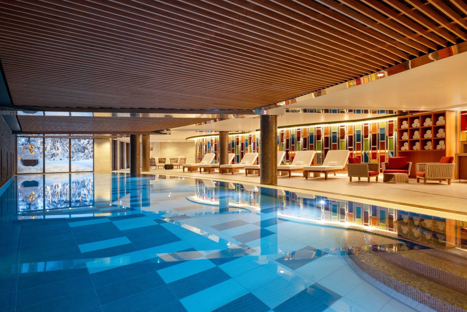 Fouquet's Courchevel 木天花板下的室內泳池