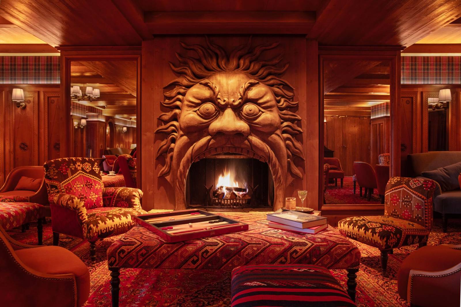 Fouquet's Courchevel Lounge Bar 獅頭壁爐