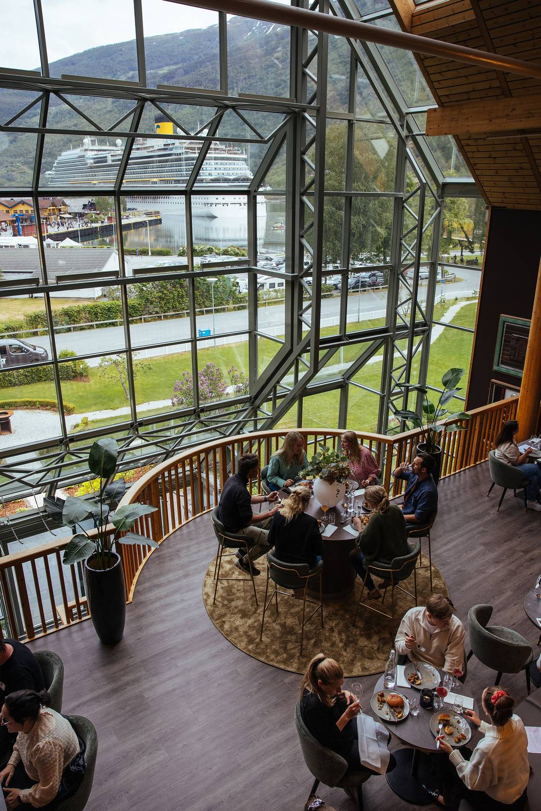 弗洛姆 Fretheim Hotel 玻璃挑高空間裡的用餐座位