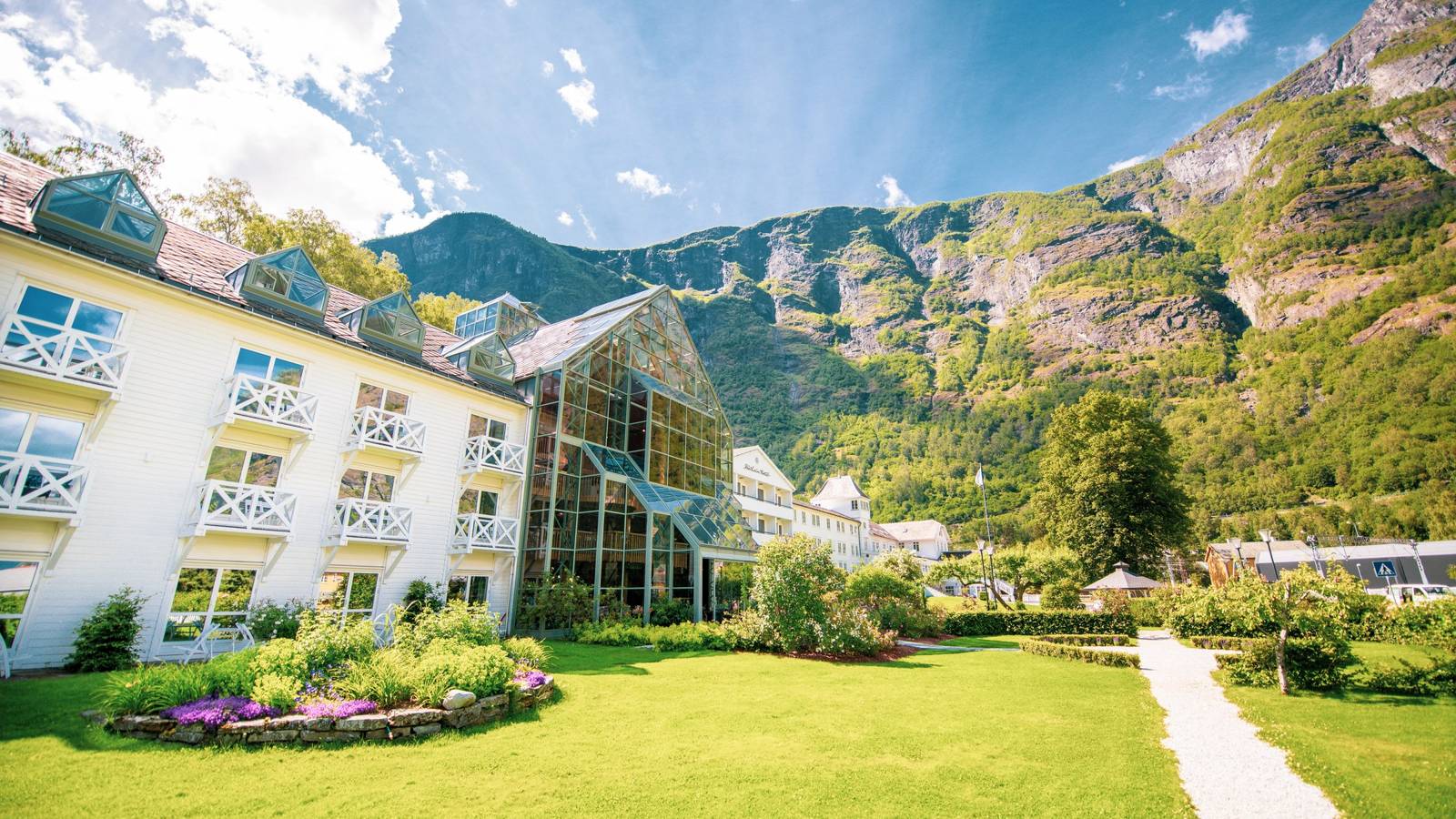 弗洛姆 Fretheim Hotel 前方的草坪花園