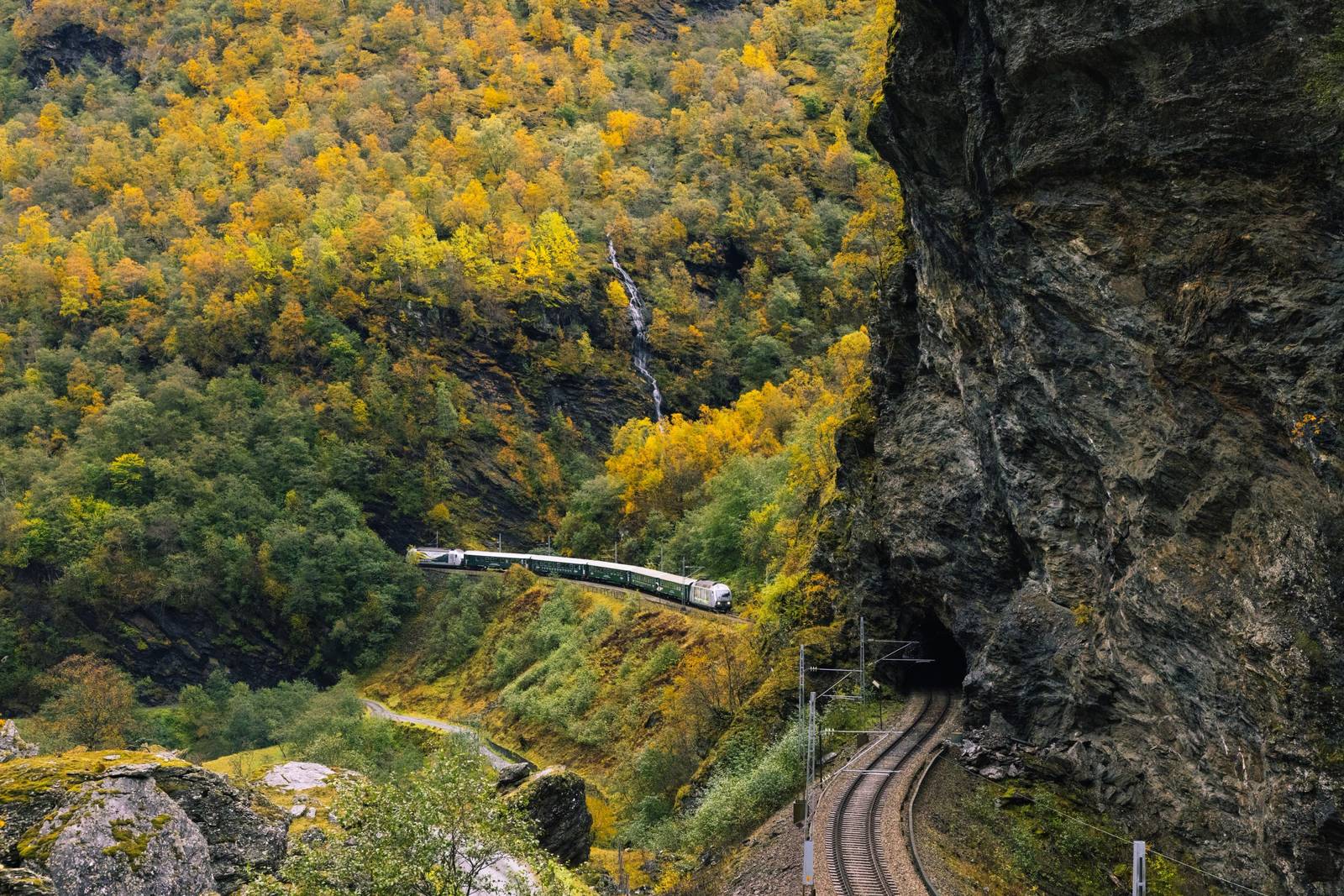 弗洛姆鐵道列車行經山谷