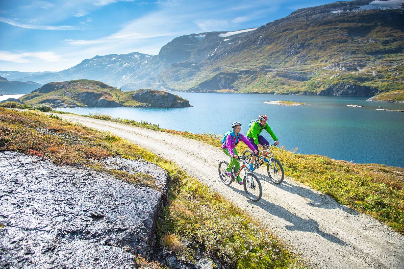 Rallarvegen 沿線湖畔的單車騎乘