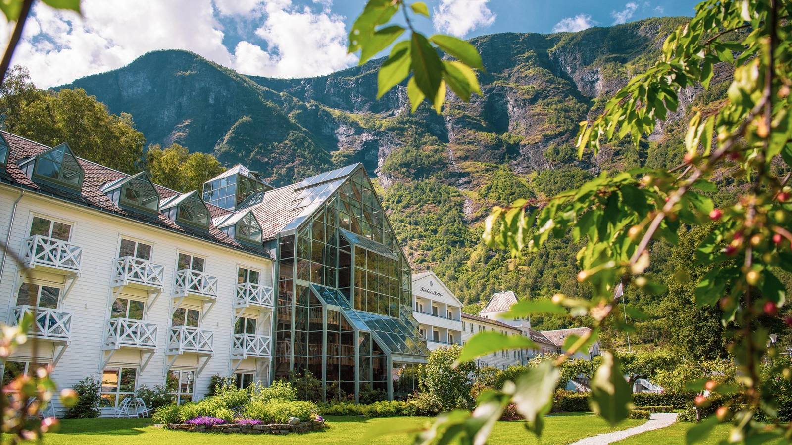 弗洛姆 Fretheim Hotel 夏季外觀與周圍綠色山谷