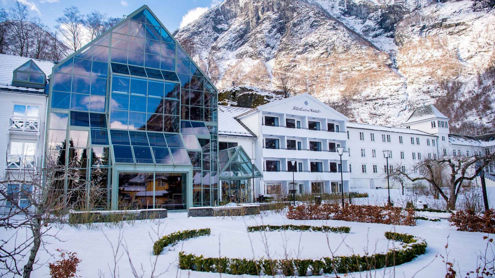 弗洛姆 Fretheim Hotel 冬季雪景中的玻璃立面與花園