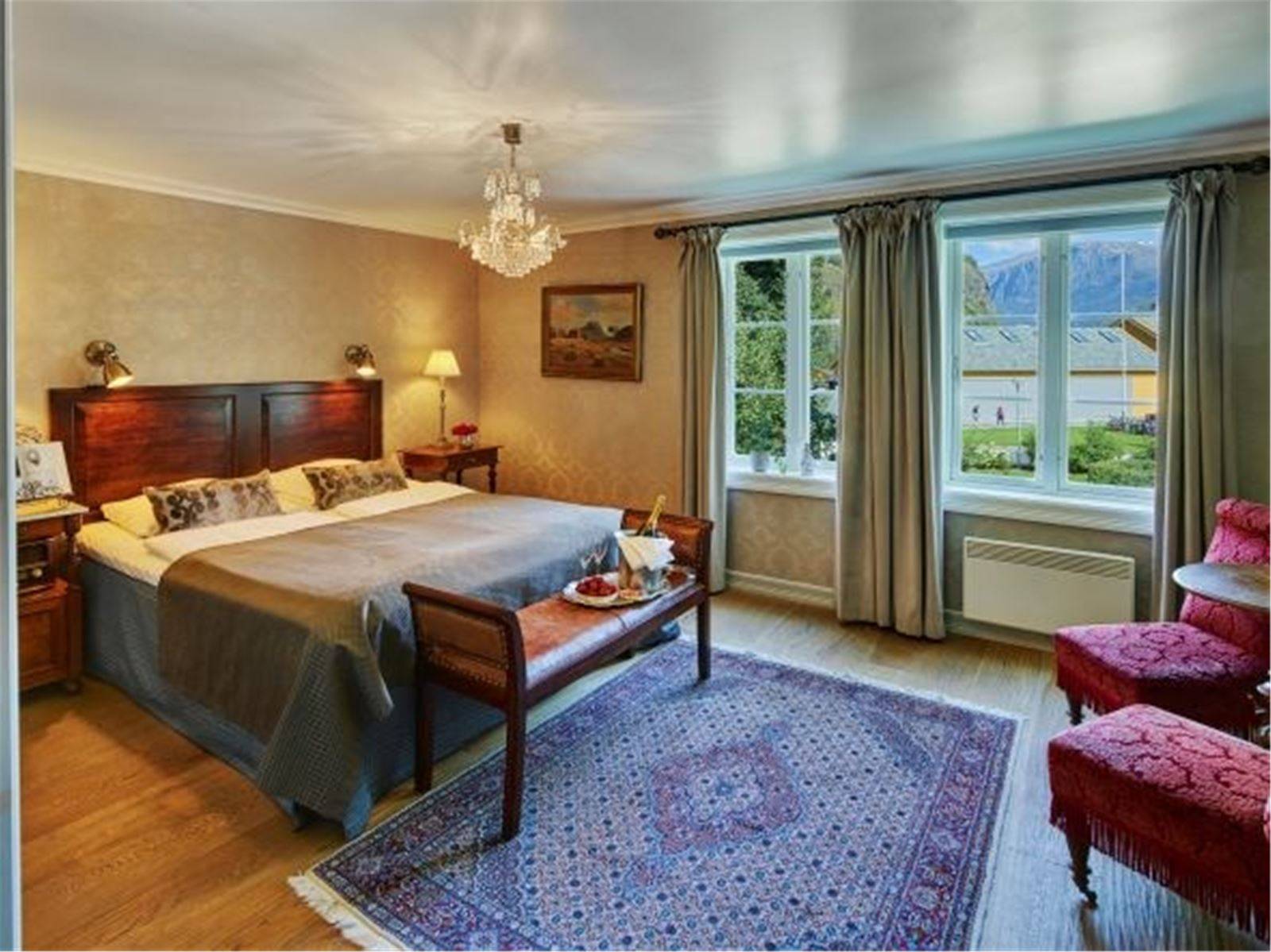 弗洛姆 Fretheim Hotel 擺放古董家具與水晶燈的歷史客房