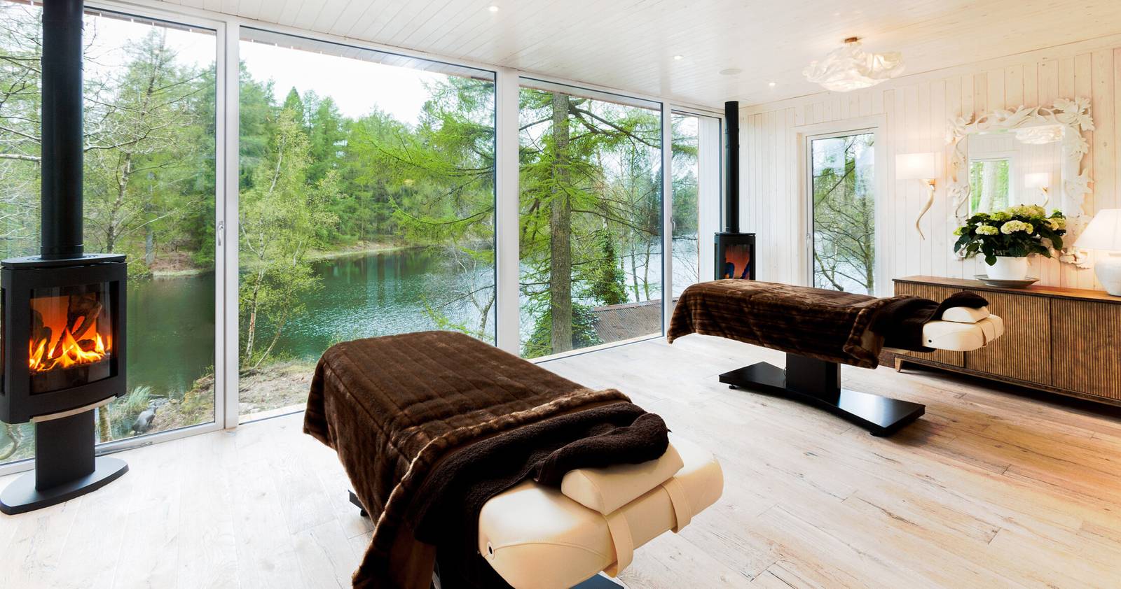 Jetty Spa 面湖的療程室與燒柴暖爐