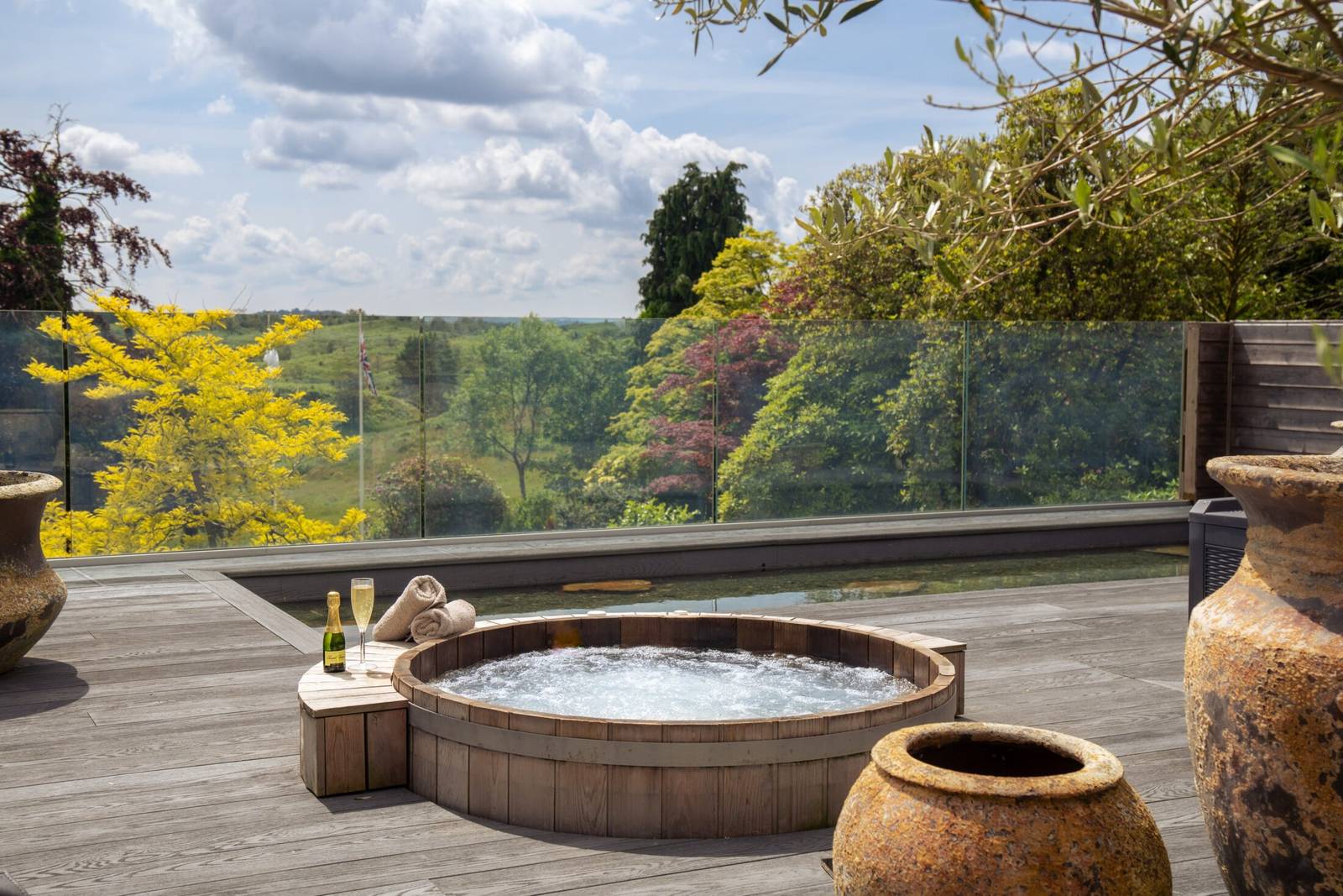 Gilpin Hotel Spa Space 露台上的木桶熱水池
