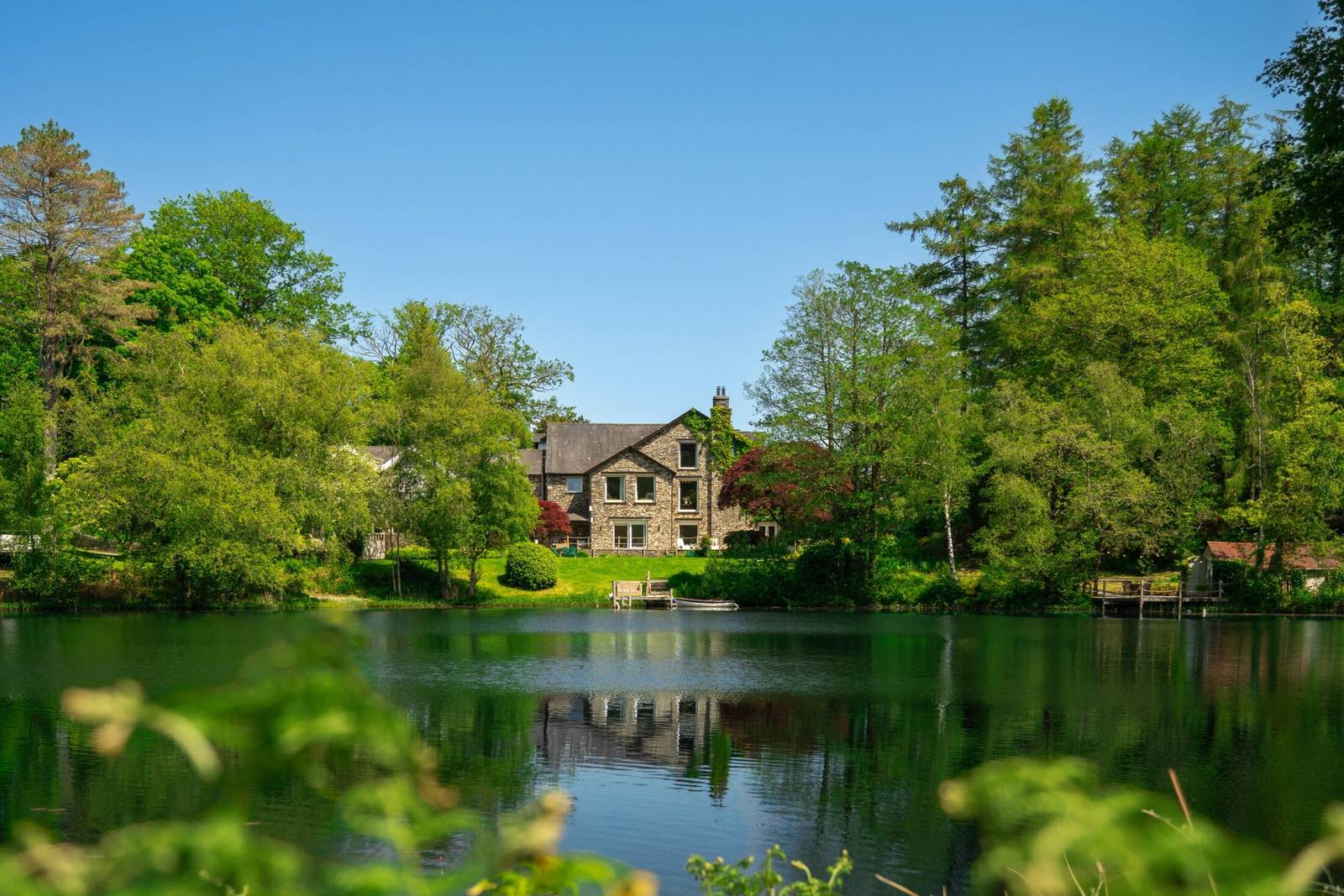 Gilpin Lake House 石造建築倒映在 Knipe Tarn 湖面