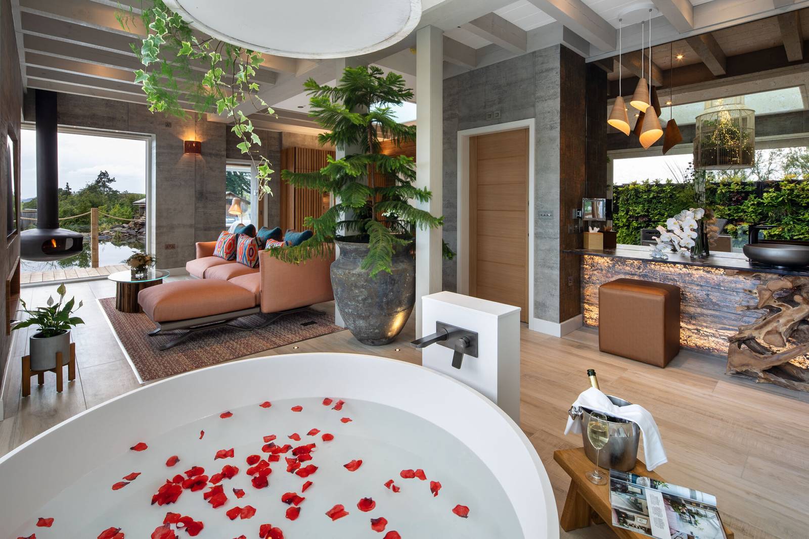 Gilpin Hotel Spa Suite 起居空間與獨立浴缸