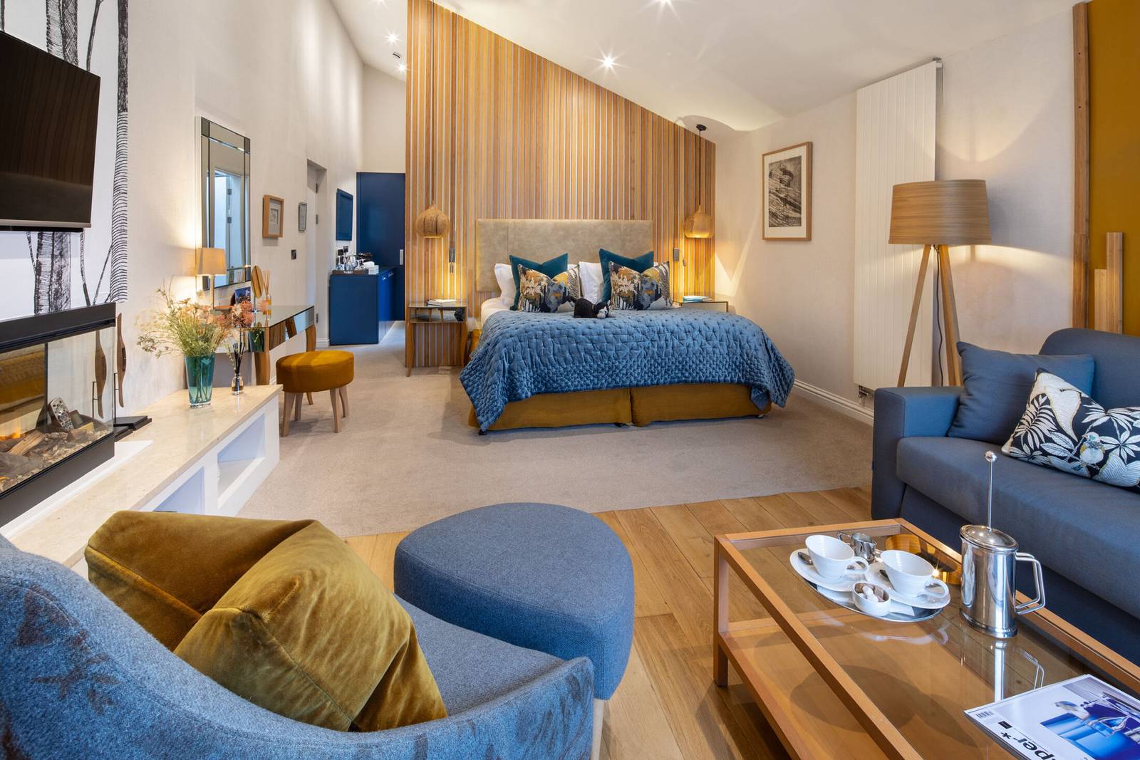 Gilpin Hotel Garden Suite 開放式臥室與沙發區