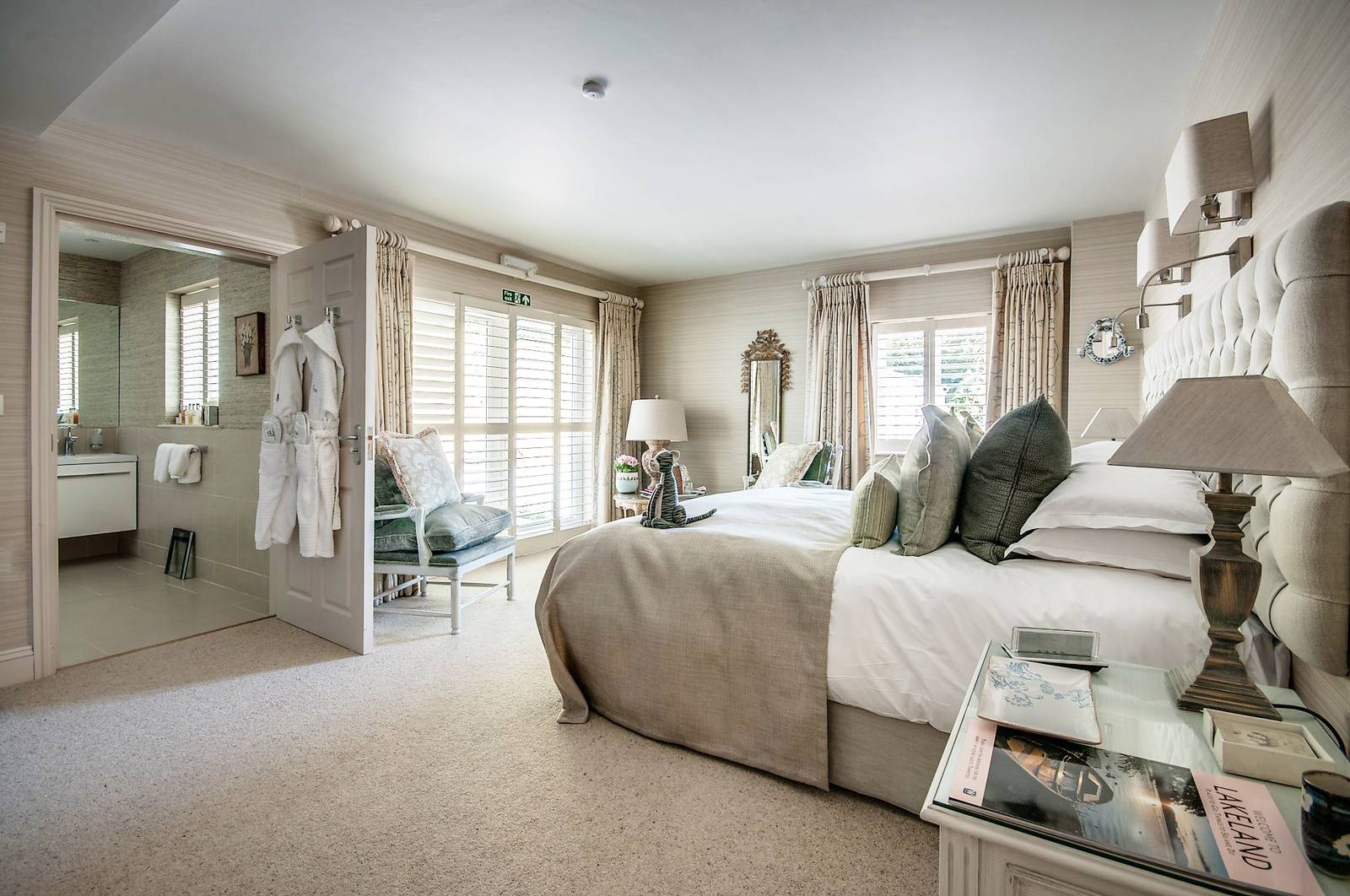 Gilpin Lake House 客房的大床與浴室