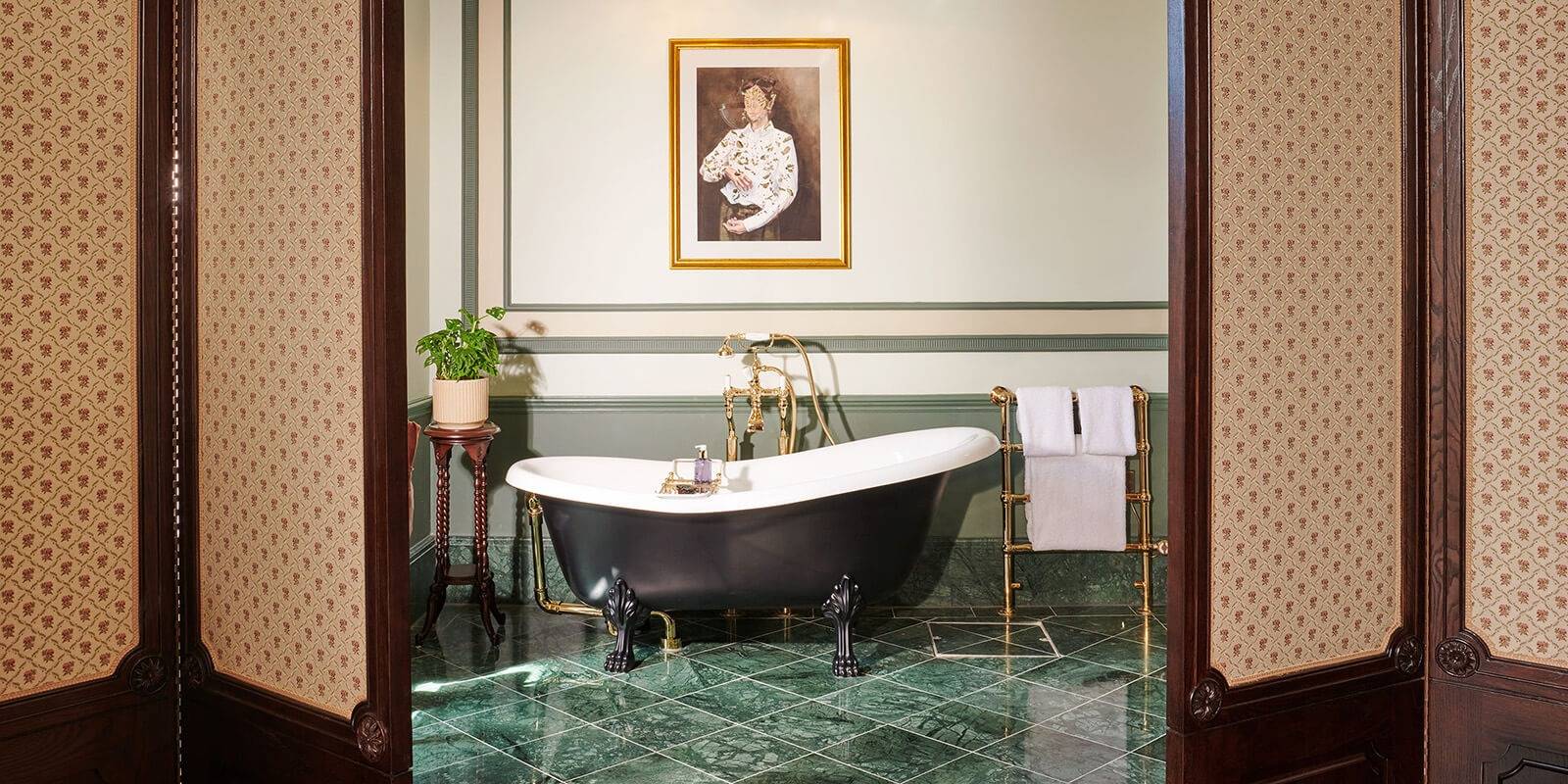 愛丁堡 Gleneagles Townhouse Master Bedroom 獨立浴缸