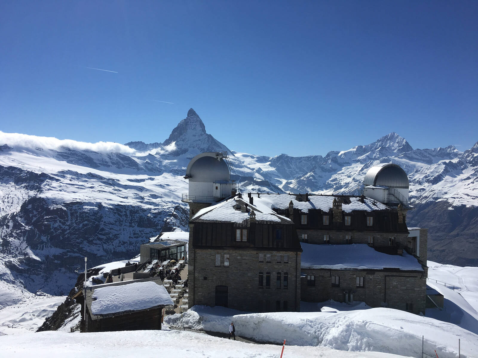 戈爾內格拉特山頂建築與遠方馬特洪峰雪景