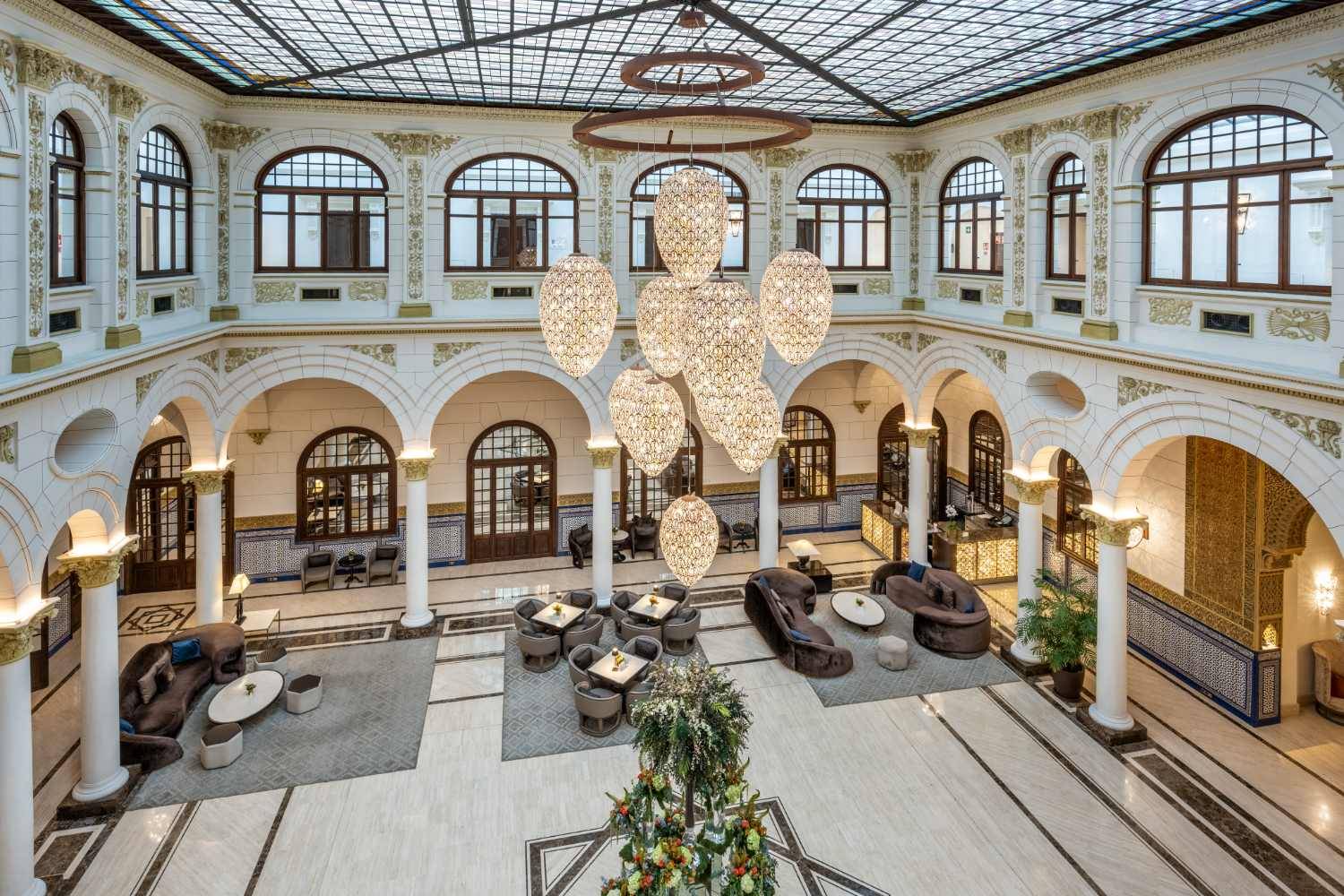 Gran Hotel Miramar 玻璃穹頂下的 Patio Real 中庭