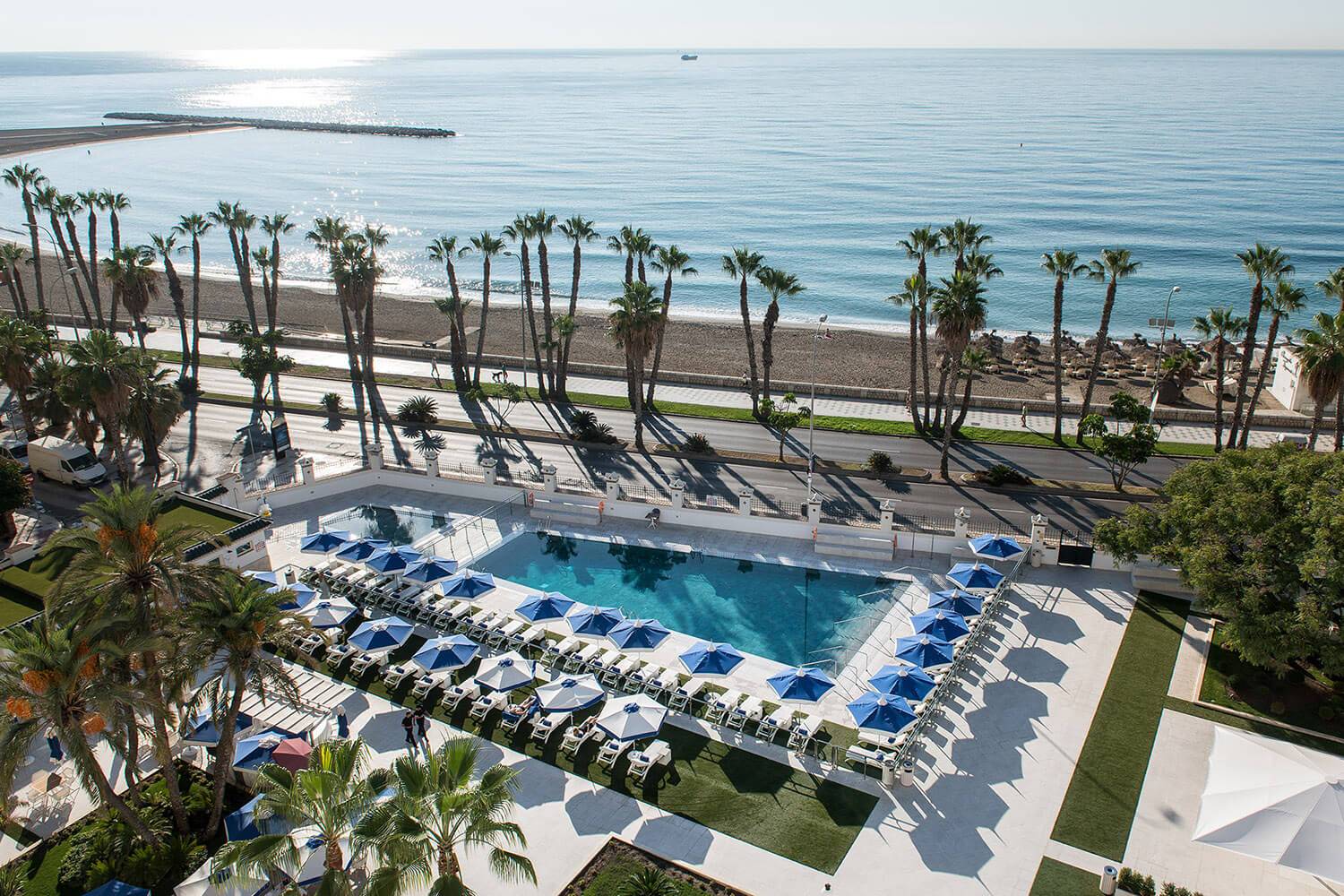 Gran Hotel Miramar 戶外泳池與前方的地中海