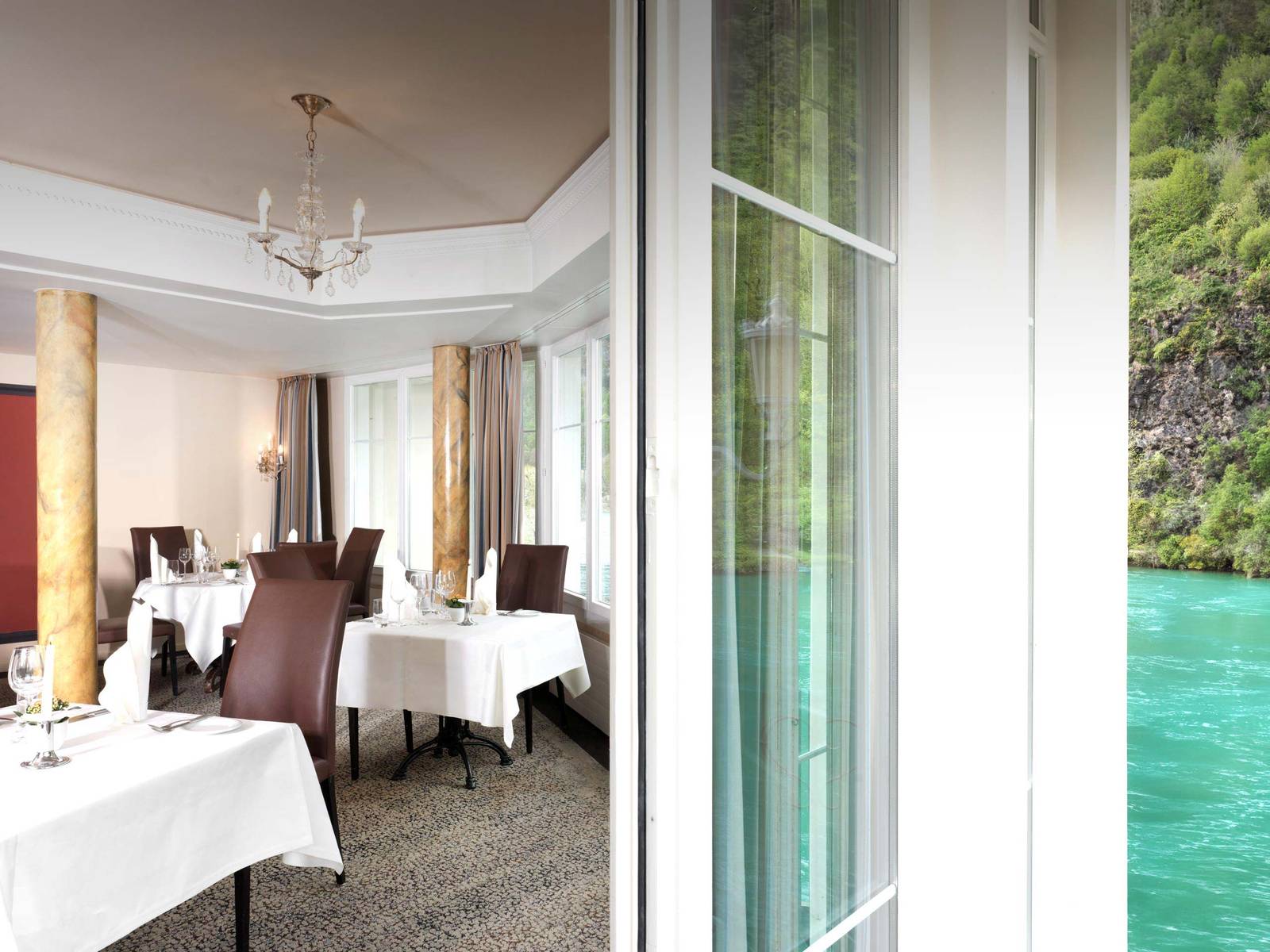 因特拉肯 Grand Beau-Rivage L'Ambiance 餐廳與窗外河景