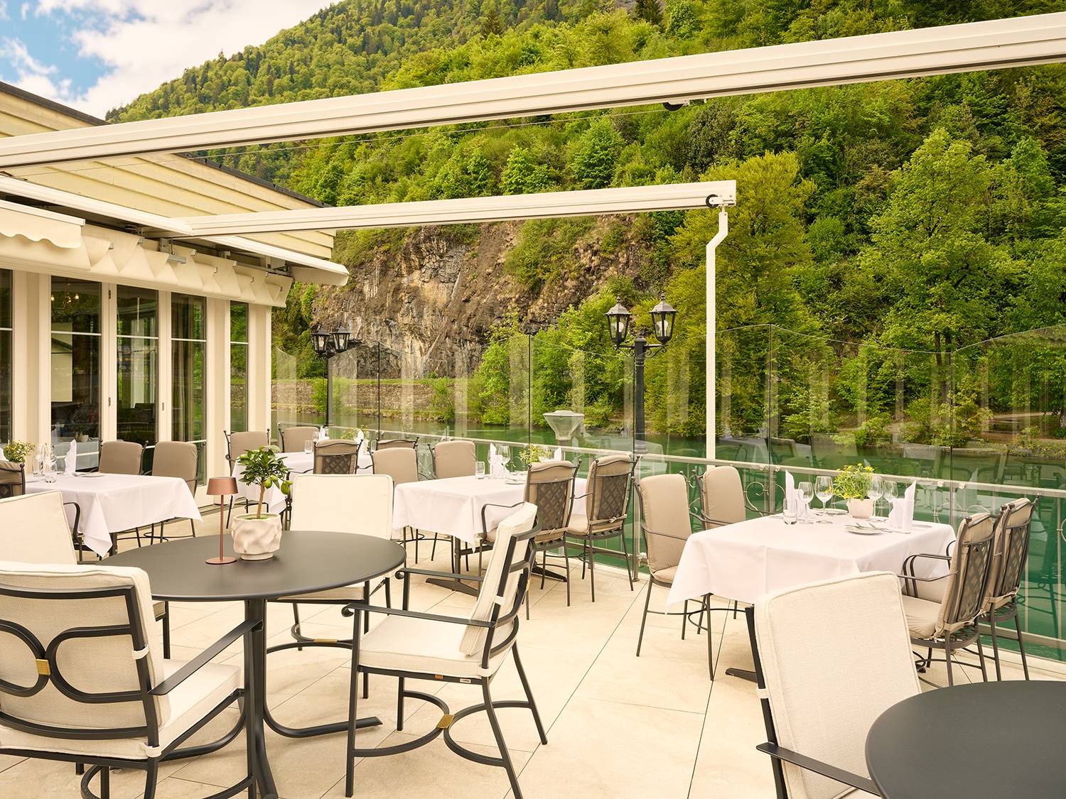 因特拉肯 Grand Beau-Rivage 河畔露台座位與山坡綠意