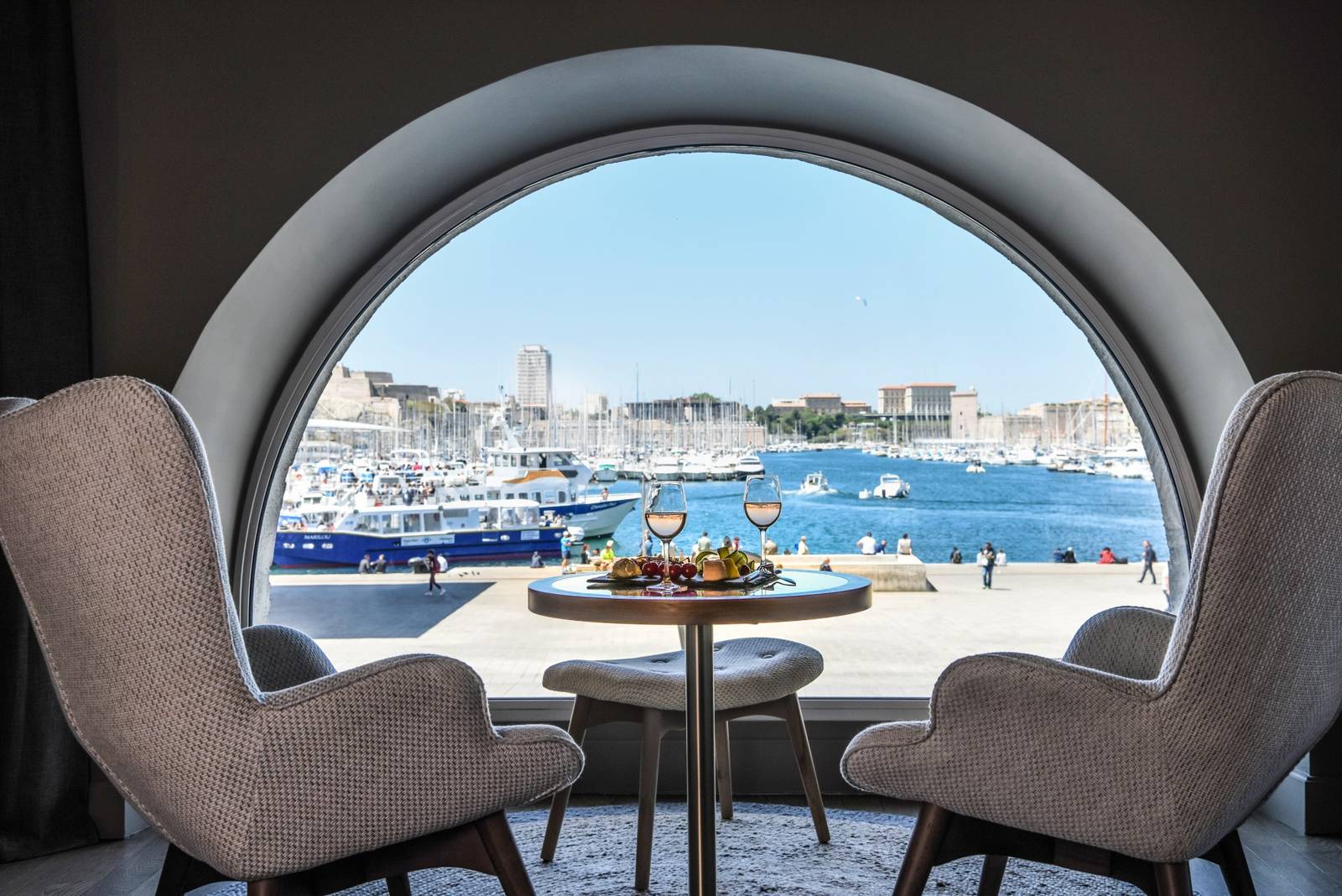 Grand Hôtel Beauvau 拱窗外的舊港與早餐座位