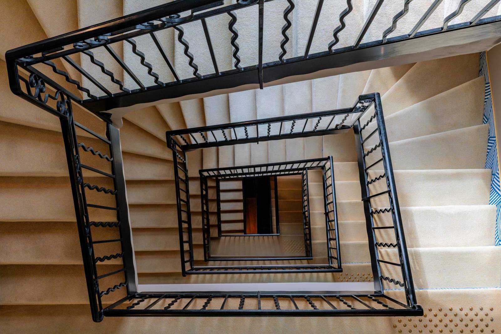 Grand Hôtel Beauvau 歷史建築裡的鍛鐵螺旋樓梯