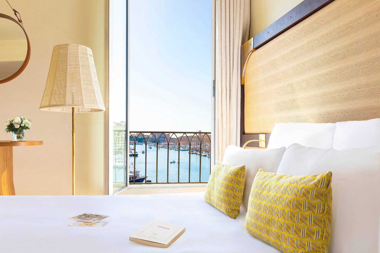 Grand Hôtel Beauvau Deluxe 客房窗外的舊港景觀