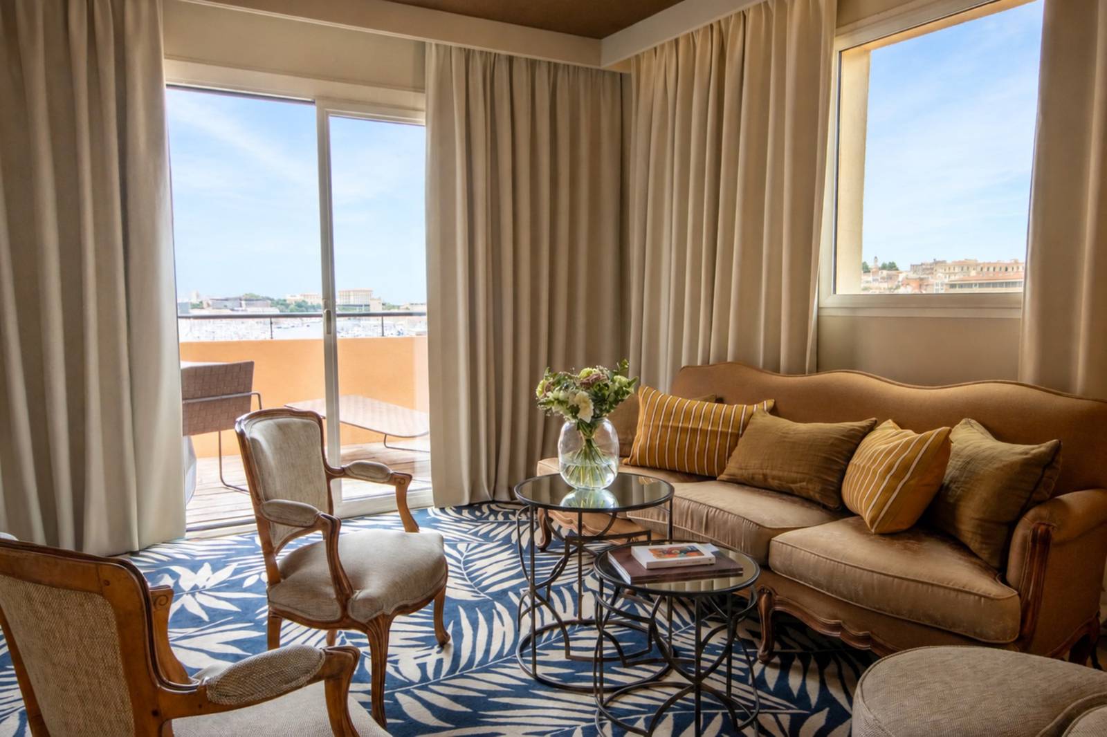 Grand Hôtel Beauvau Terrace Suite 起居區與舊港景