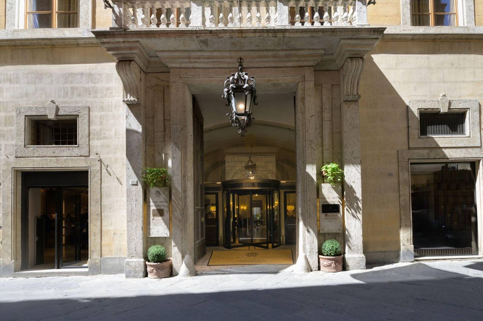 Grand Hotel Continental 位於 Via Banchi di Sopra 的入口