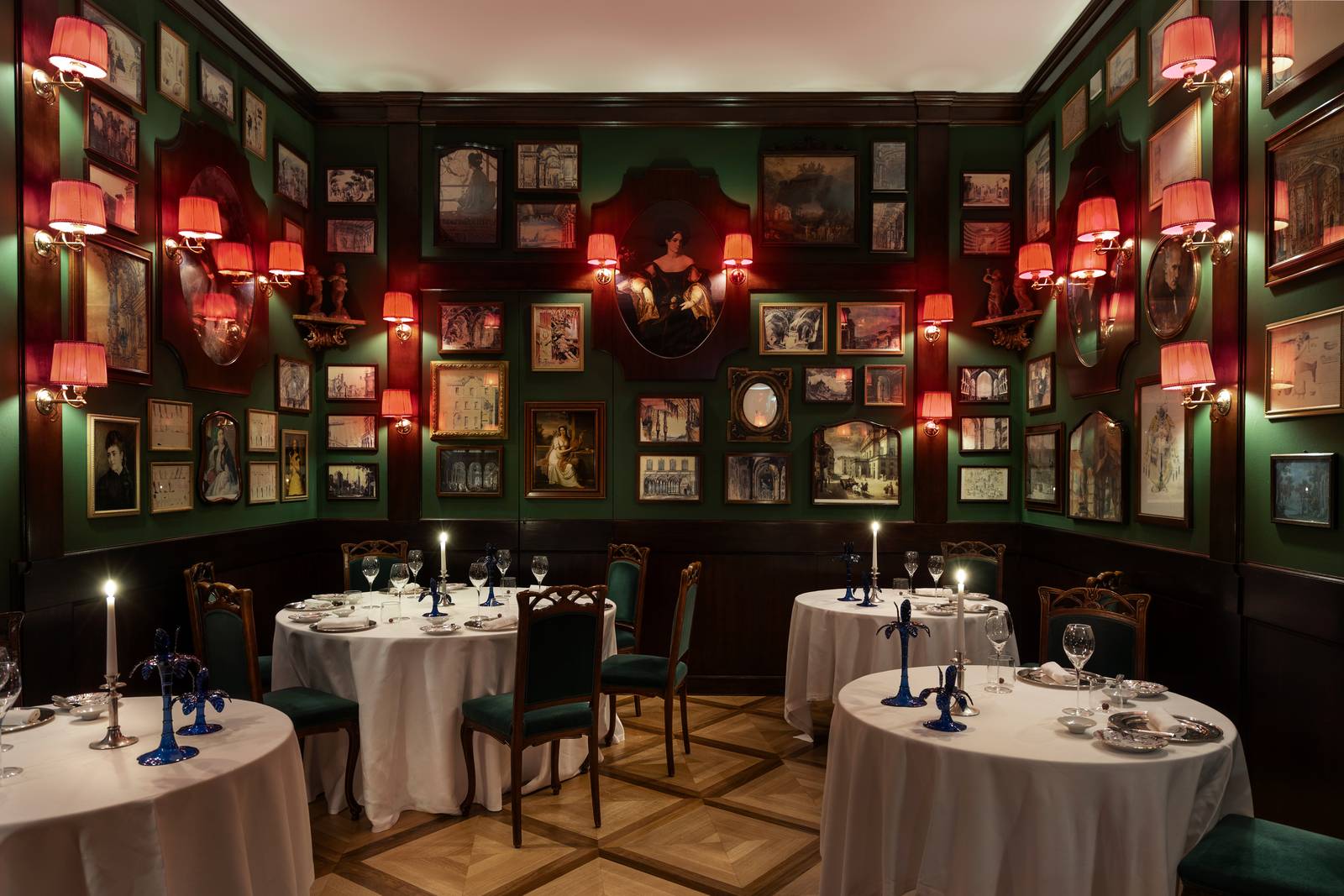 Grand Hotel et de Milan Don Carlos 餐廳掛滿畫作的用餐室