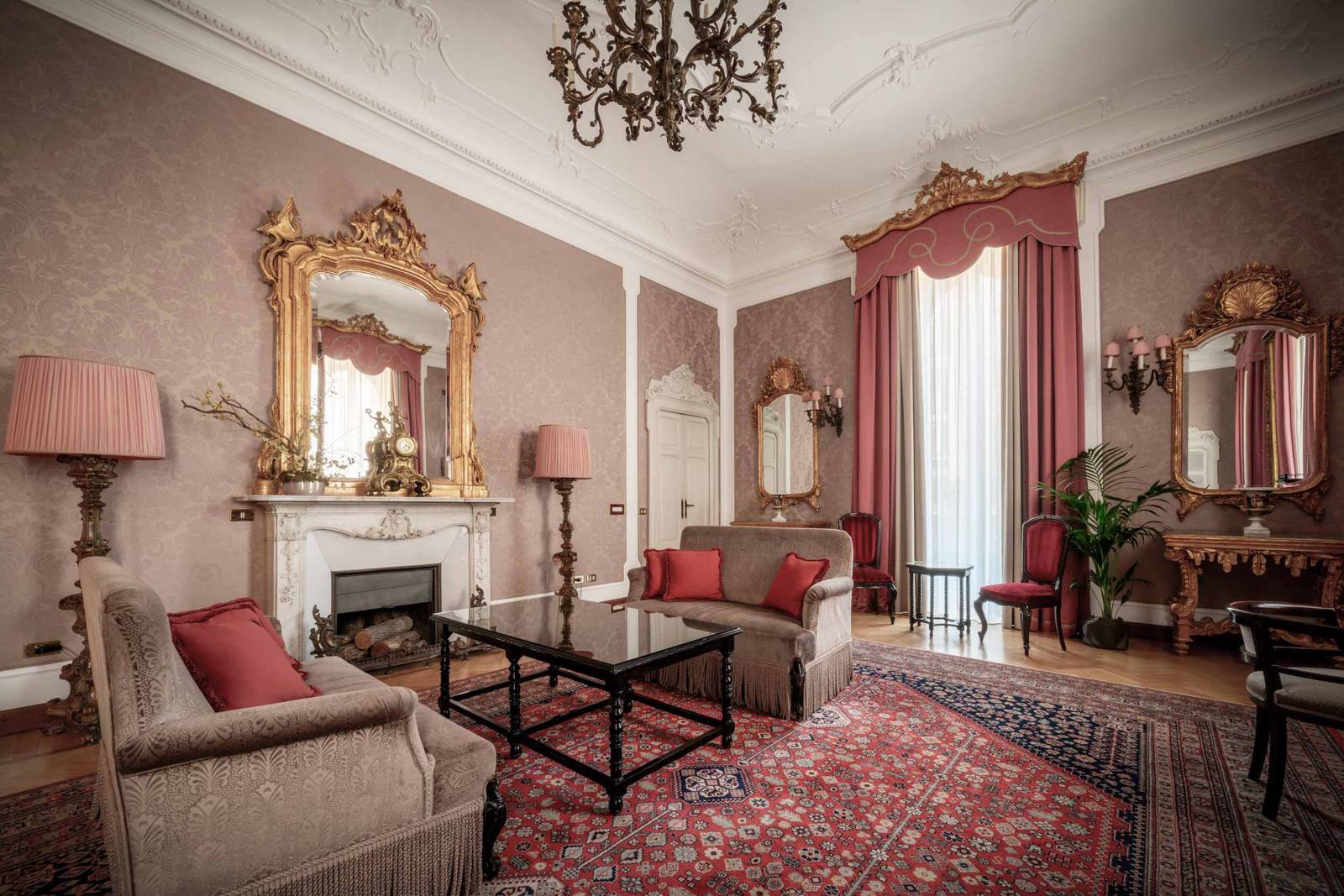 Grand Hotel et de Milan Verdi Suite 起居室與壁爐