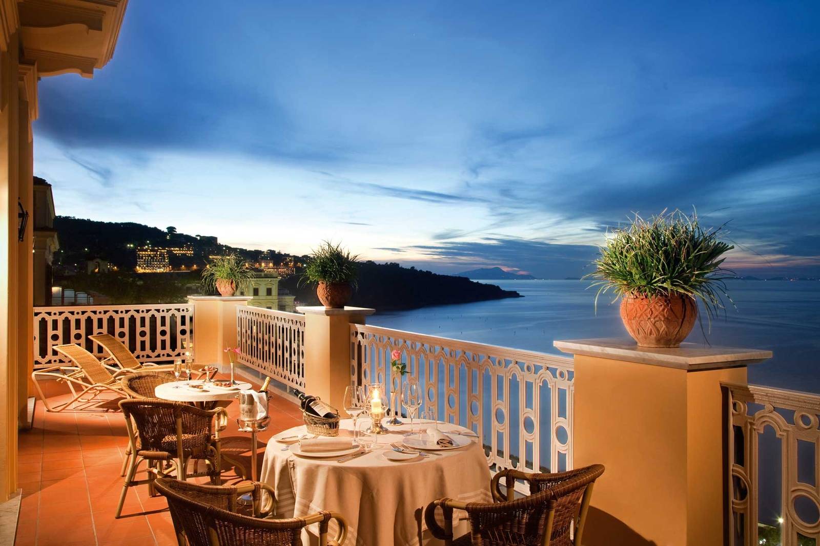 Grand Hotel Excelsior Vittoria 黃昏時的海景露台餐桌