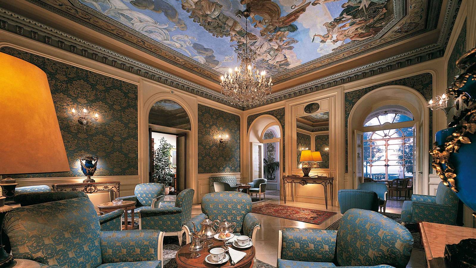 Grand Hotel Excelsior Vittoria 濕壁畫天花板的交誼廳