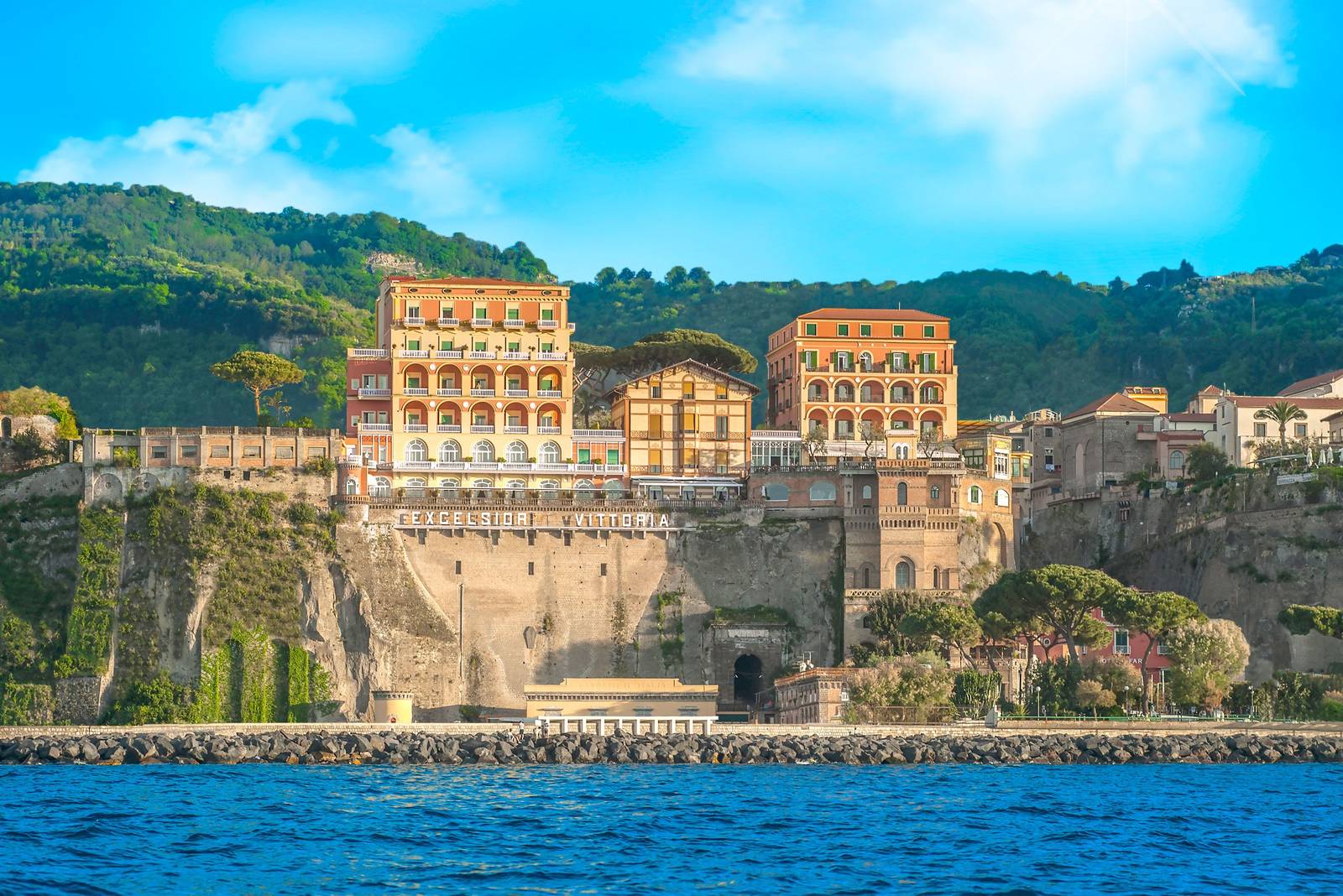 索倫托 Grand Hotel Excelsior Vittoria 矗立在海崖上的建築外觀