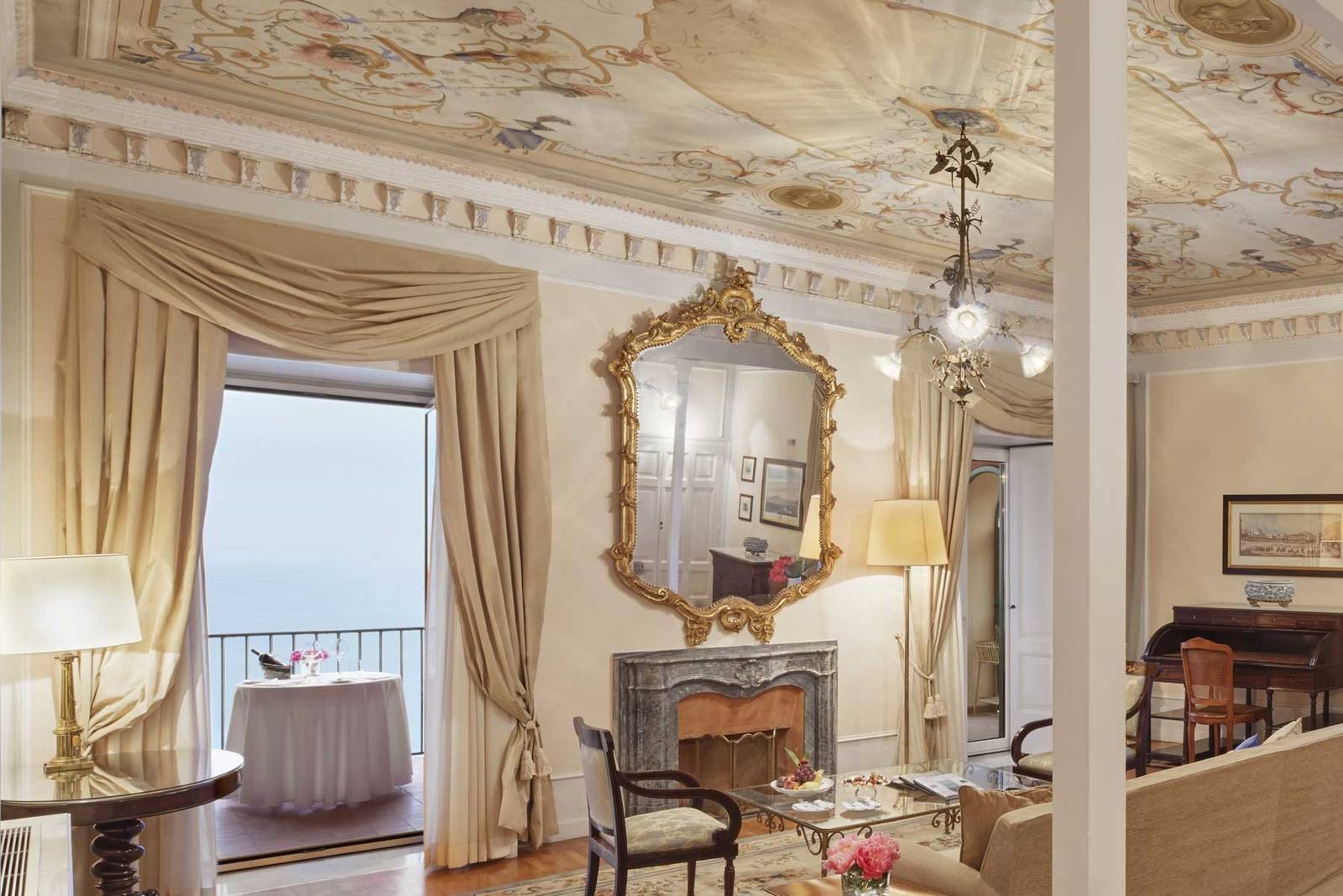 Grand Hotel Excelsior Vittoria 濕壁畫天花板下的皇家套房