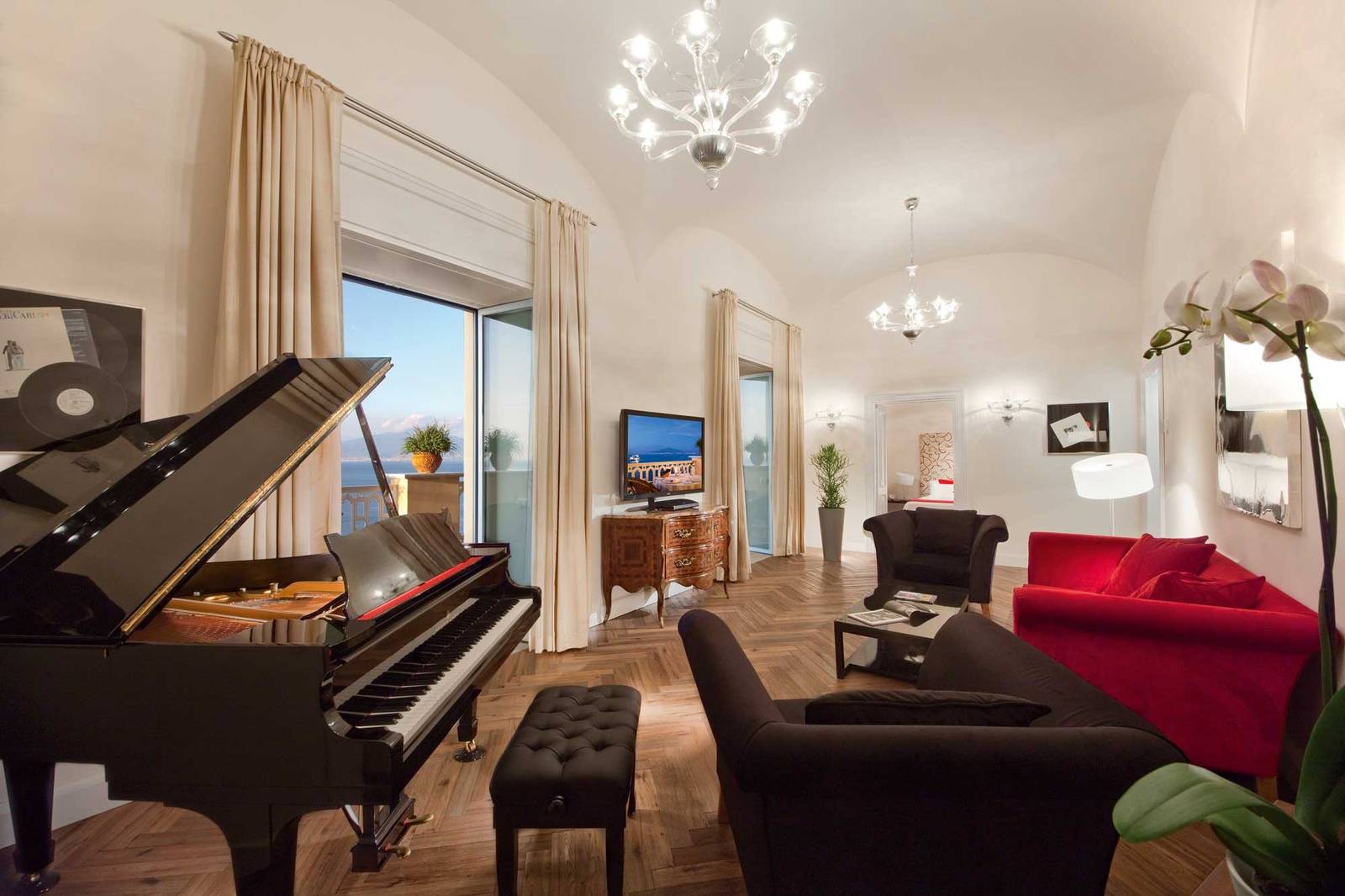 Grand Hotel Excelsior Vittoria Pavarotti 套房的鋼琴與起居區