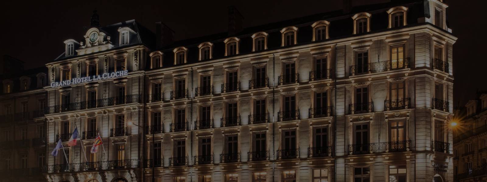 第戎 Grand Hôtel La Cloche 面向 Darcy 廣場的十九世紀建築立面夜景