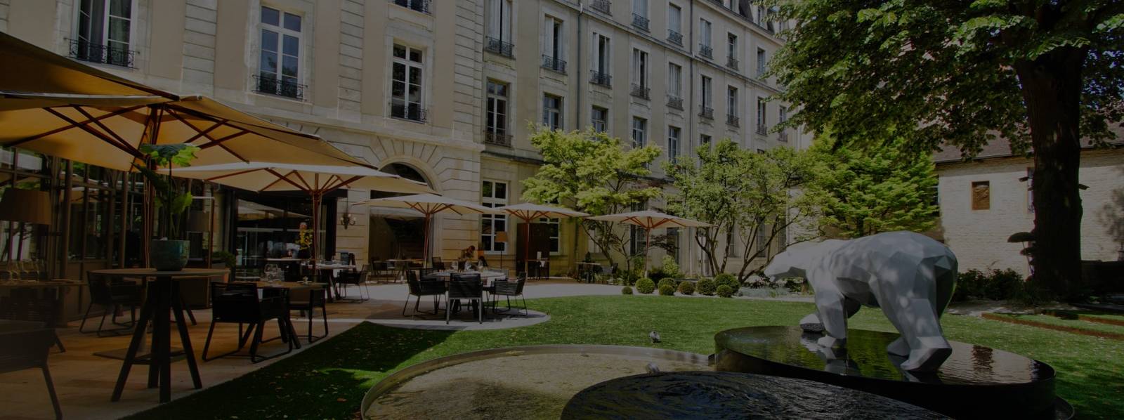 Grand Hôtel La Cloche 內部庭園與北極熊雕塑