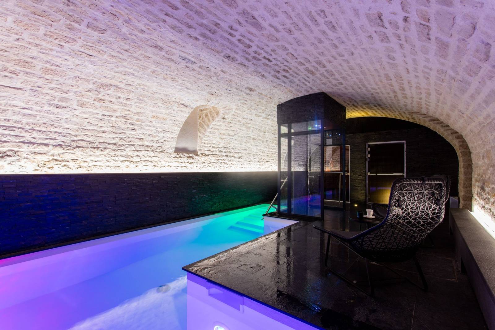 Grand Hôtel La Cloche 石砌拱頂下的 Spa 泳池