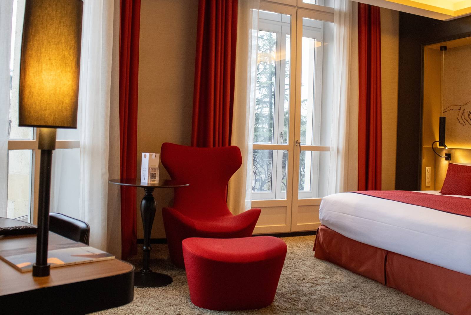 Grand Hôtel La Cloche 紅色扶手椅客房