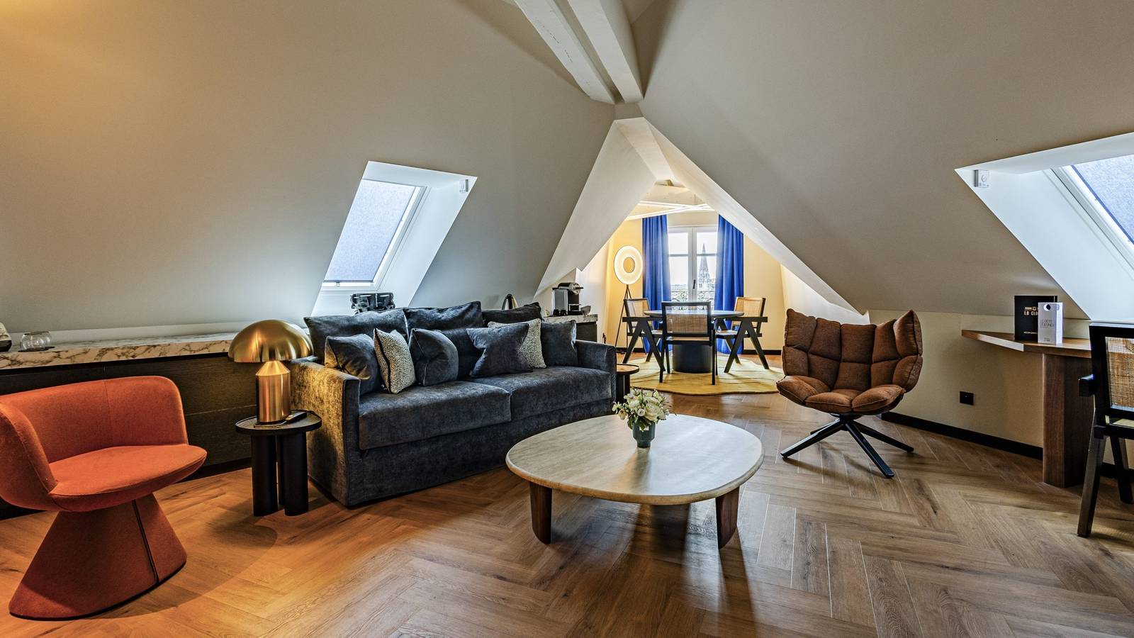 Grand Hôtel La Cloche 頂樓斜屋頂套房起居區
