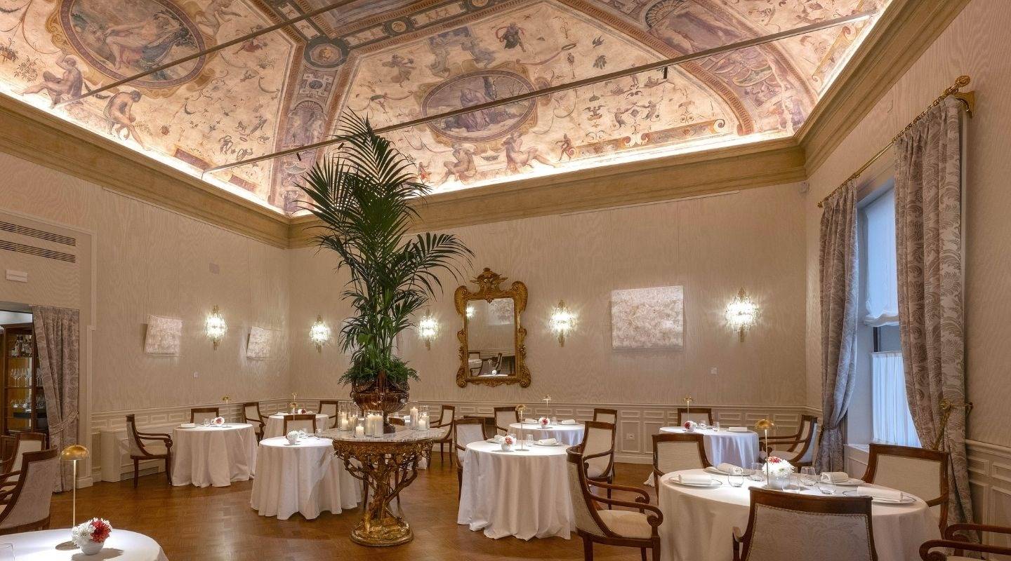 波隆那 Grand Hotel Majestic già Baglioni I Carracci 餐廳的濕壁畫穹頂與餐桌