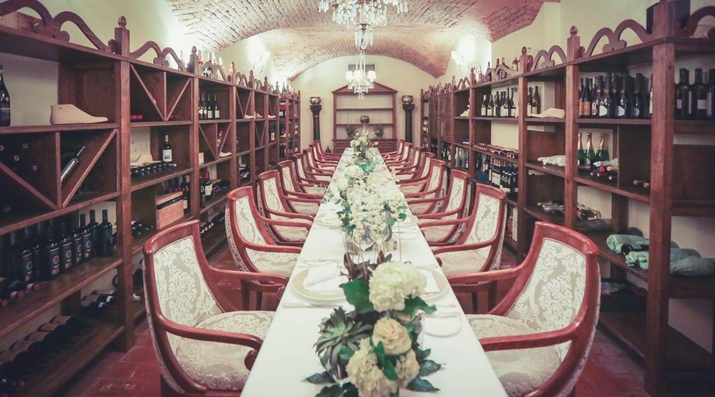 波隆那 Grand Hotel Majestic già Baglioni Enoteca Morandi 酒窖的長桌與酒架