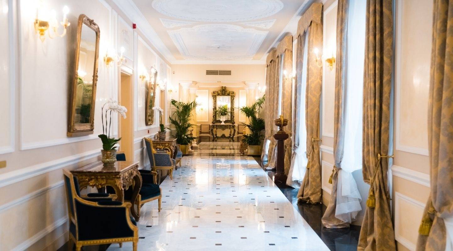 波隆那 Grand Hotel Majestic già Baglioni 通往會議樓層的大理石迴廊