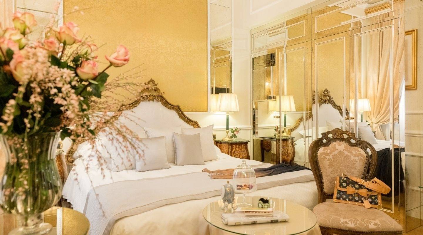 波隆那 Grand Hotel Majestic già Baglioni Deluxe 客房的雕花床頭與古董家具
