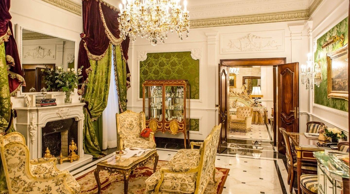 波隆那 Grand Hotel Majestic già Baglioni Giuseppe Verdi Royal Suite 的壁爐起居室