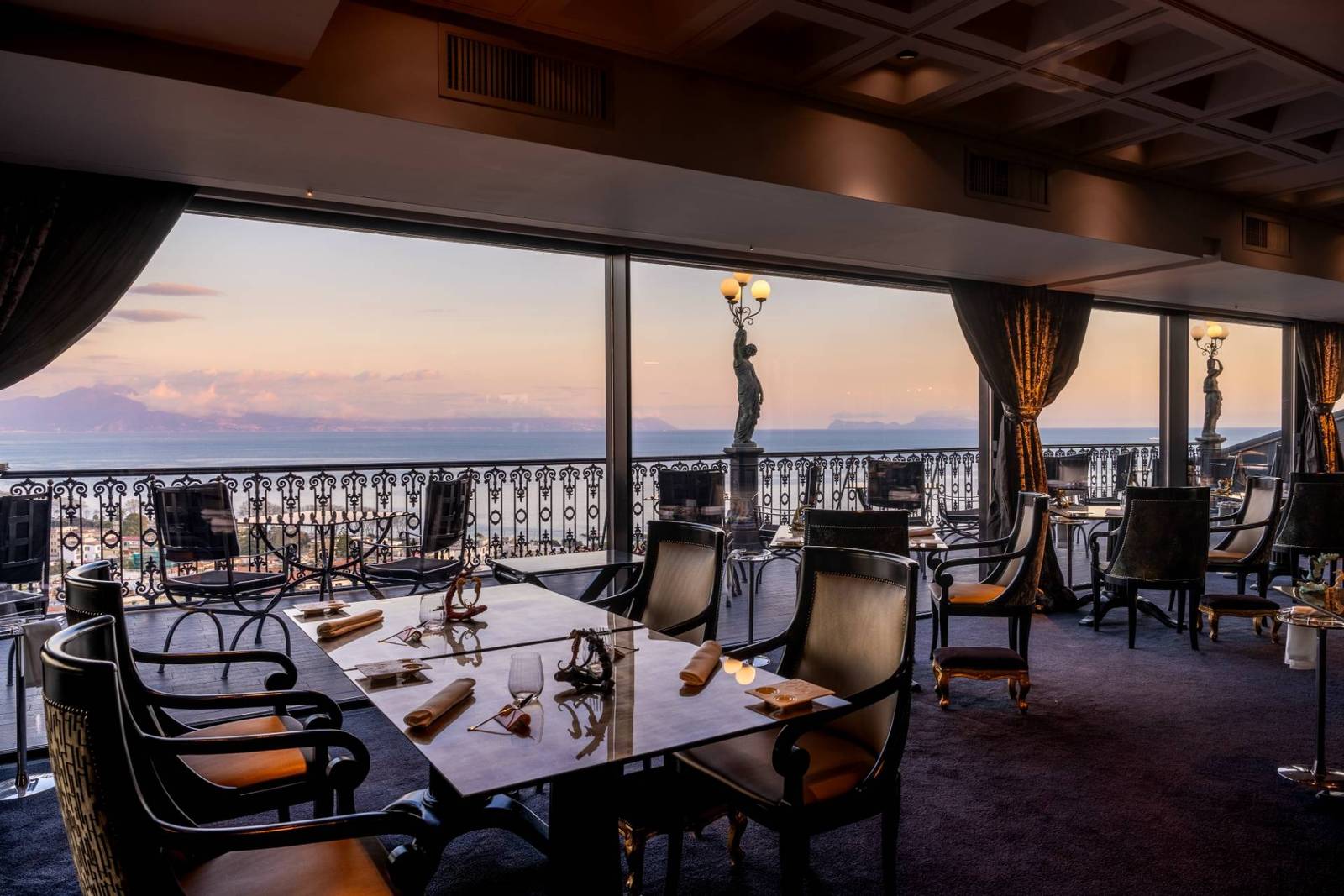 拿坡里 Grand Hotel Parker's George Restaurant 面海的用餐區