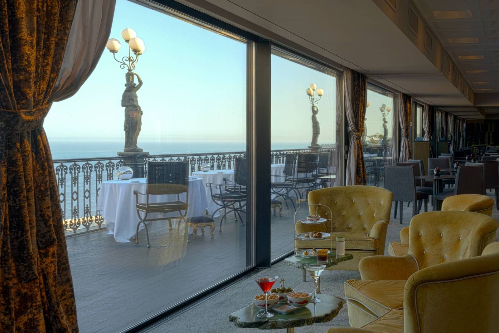 拿坡里 Grand Hotel Parker's 六樓 Lounge 的落地窗與露台海景