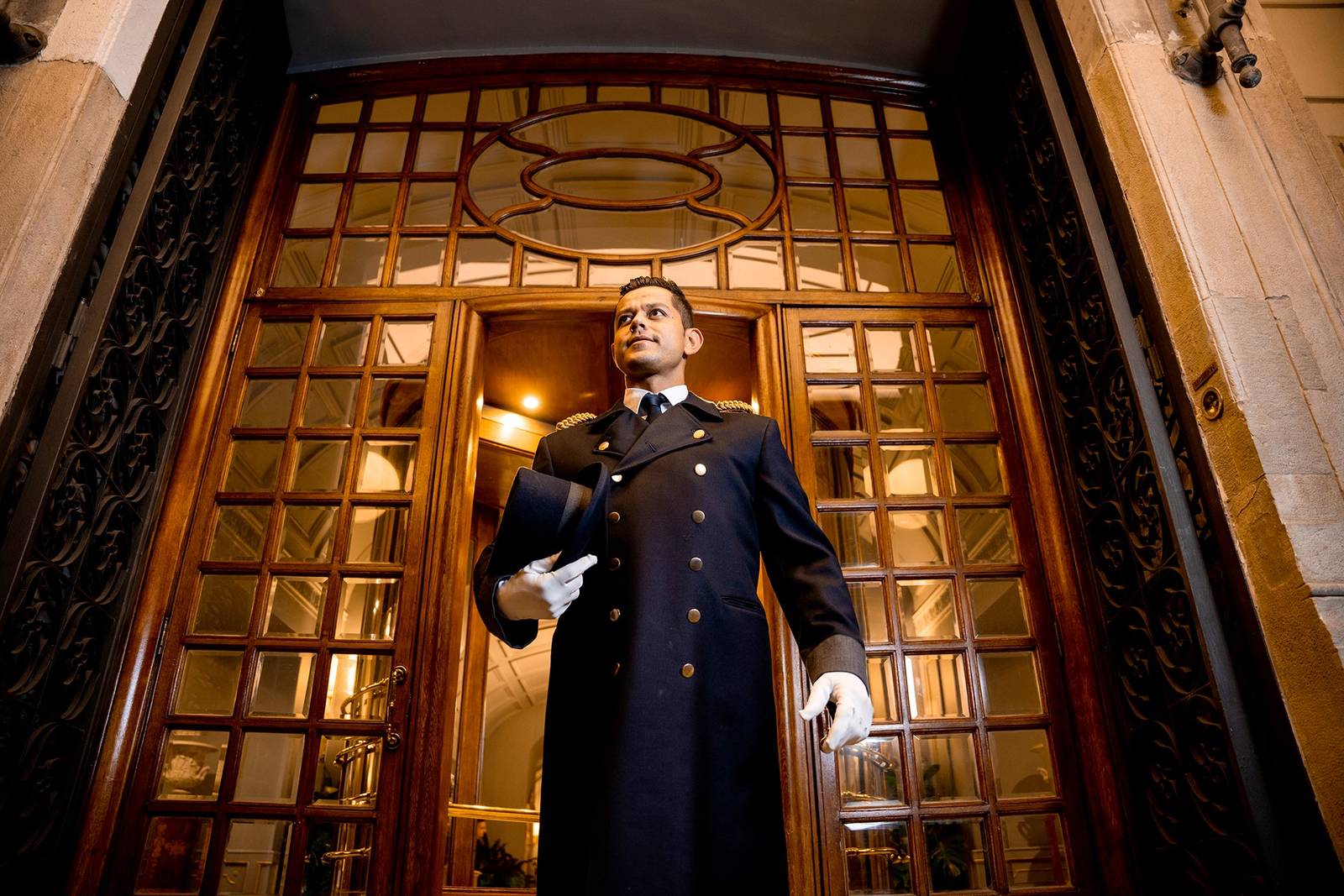拿坡里 Grand Hotel Parker's 門房在大廳旋轉門前迎賓