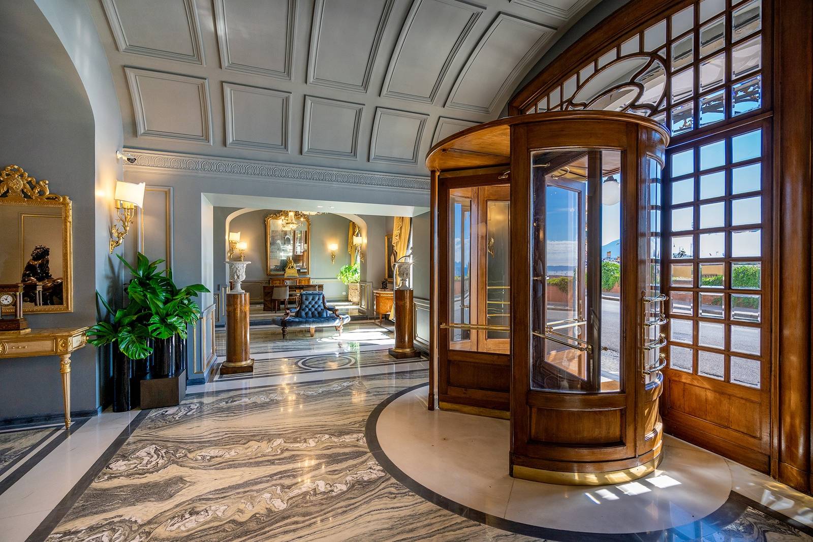 拿坡里 Grand Hotel Parker's 大理石地面與旋轉門的歷史大廳