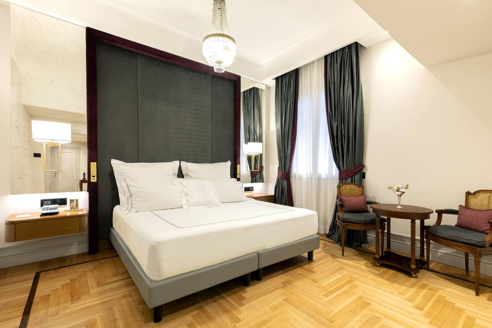 拿坡里 Grand Hotel Parker's Classic 客房的大床與古典家具