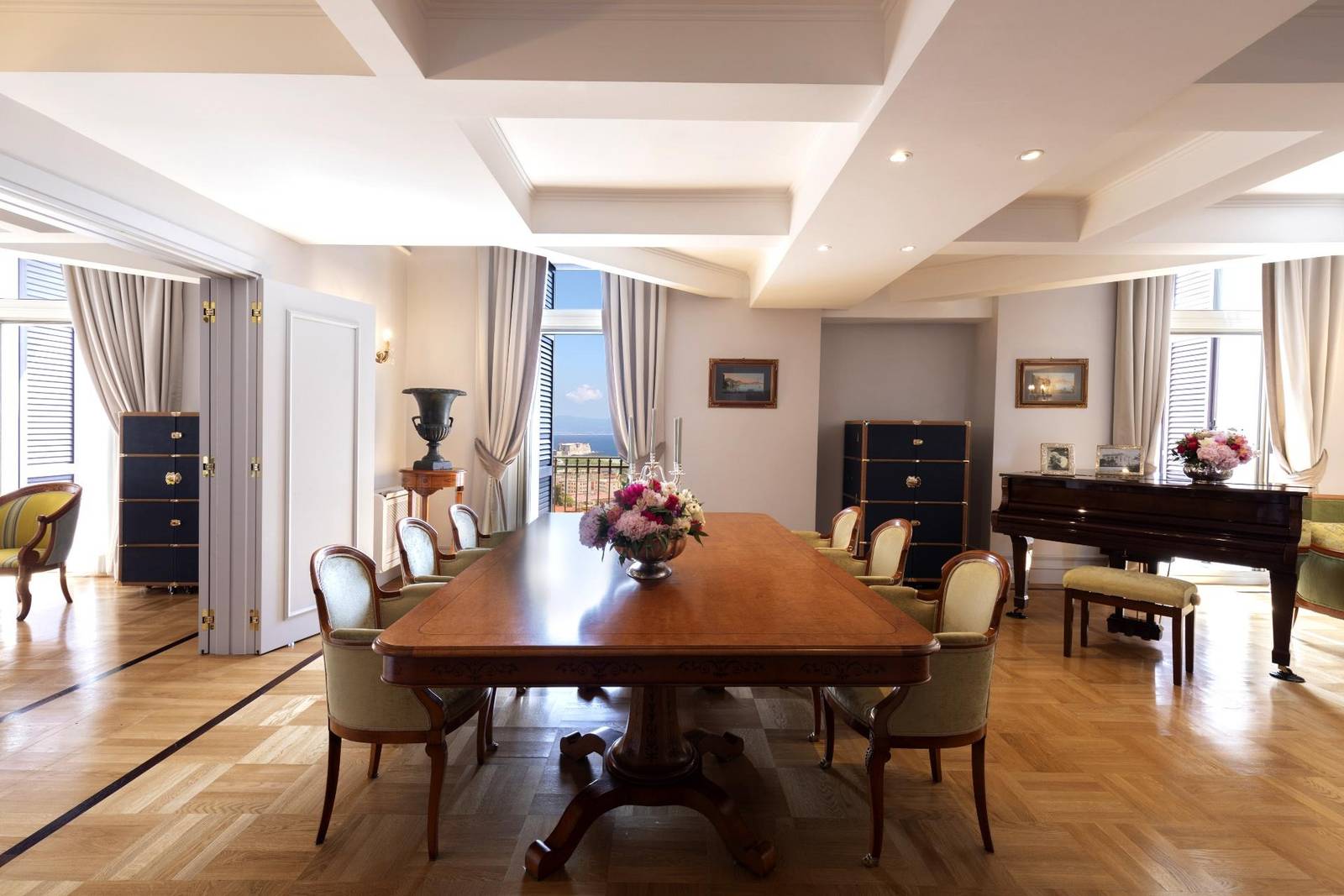 拿坡里 Grand Hotel Parker's Presidential Suite 的餐桌與鋼琴起居空間